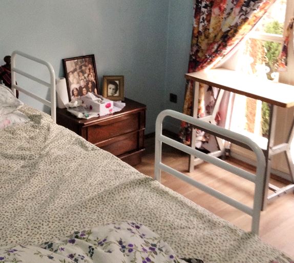 محافظ کنار تخت لرد